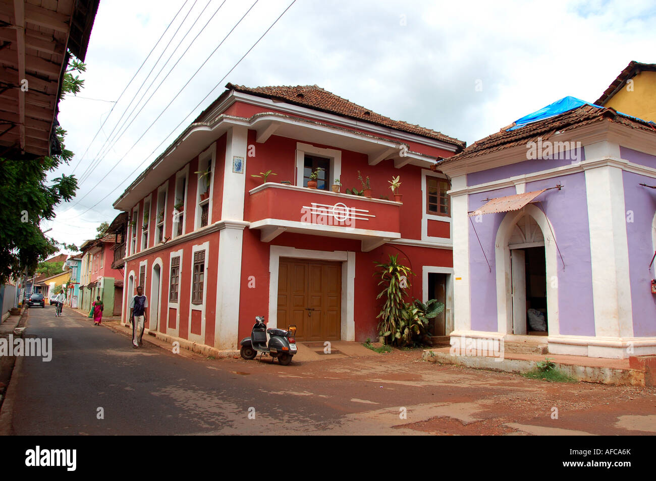 Colorati edifici dipinti sulla strada di Fontainhas quartiere latino di Panaji, Goa, India Foto Stock