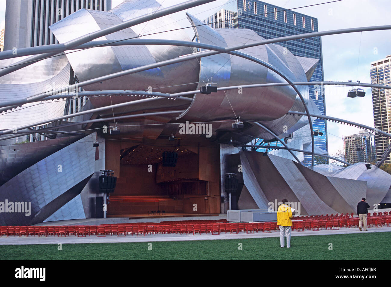 Il Jay Pritzker Pavilion all'interno di Chicago's Millennium Park porta la firma di vibranti di architetto Frank Gehry Foto Stock