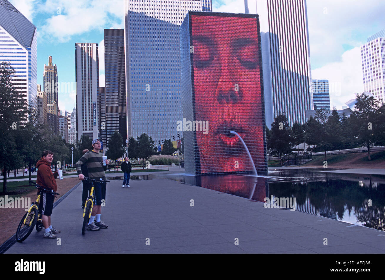 La luce diurna di fading ancora facce di Chicago sorriso e il tubo di lancio acqua da due blocchi di vetro formando il Millennium Park's Crown Fontana Foto Stock