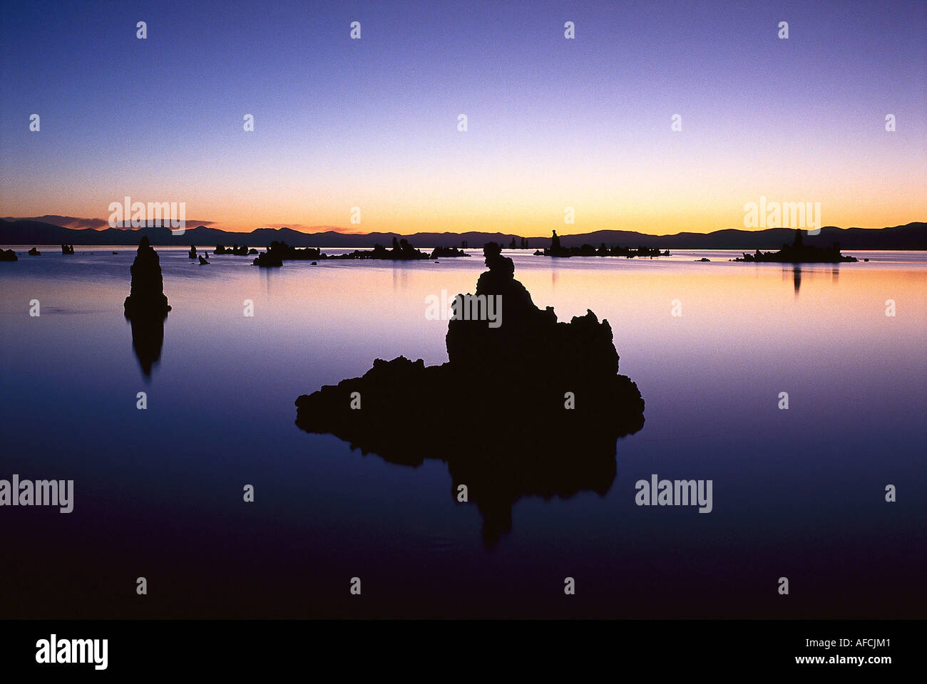 Roccia tufacea a Sunrise, Mono Lago, Californien USA Foto Stock