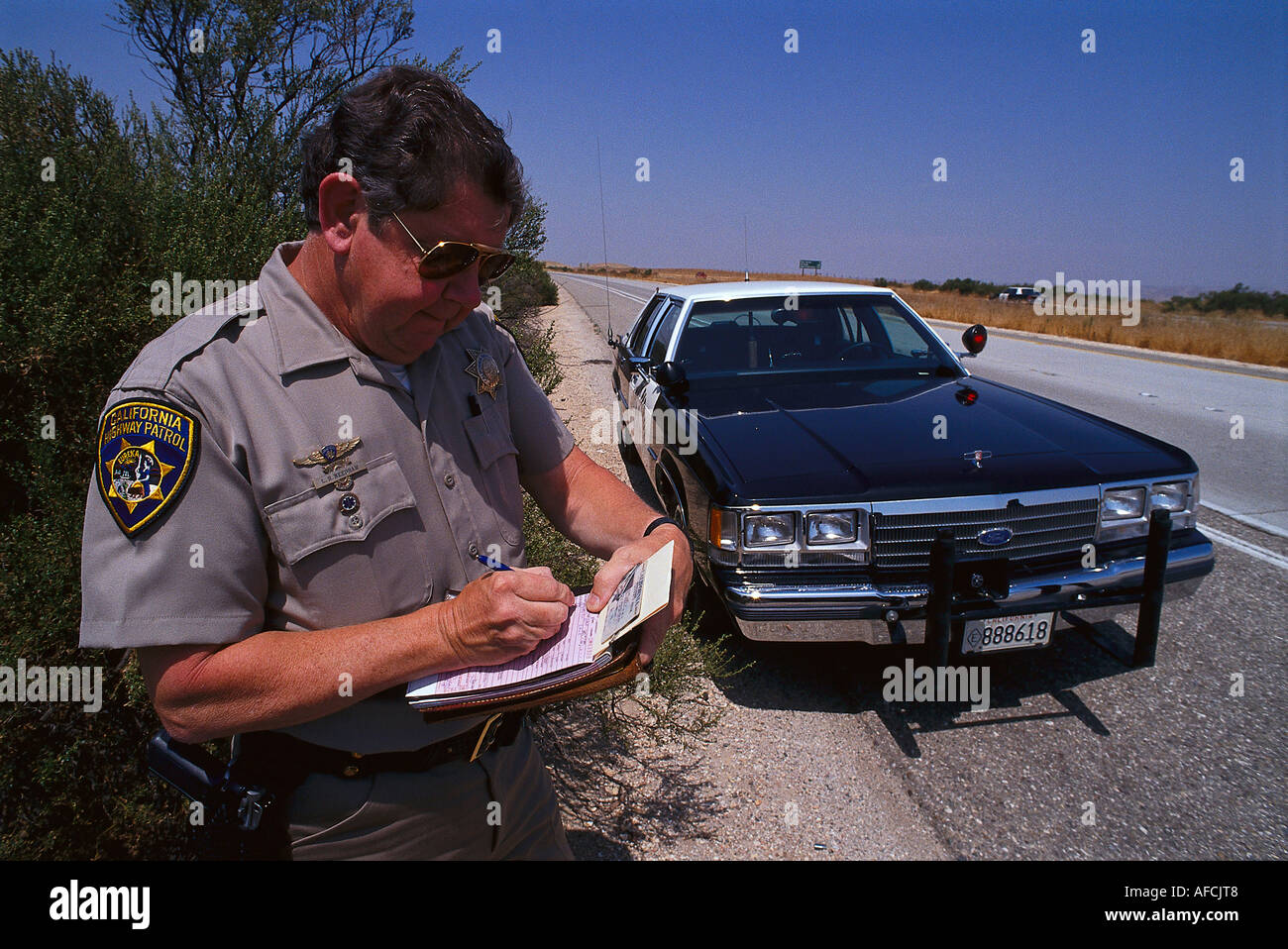 Accelerando il biglietto su autostrada 101, Highway Patrol vicino a King City California USA Foto Stock