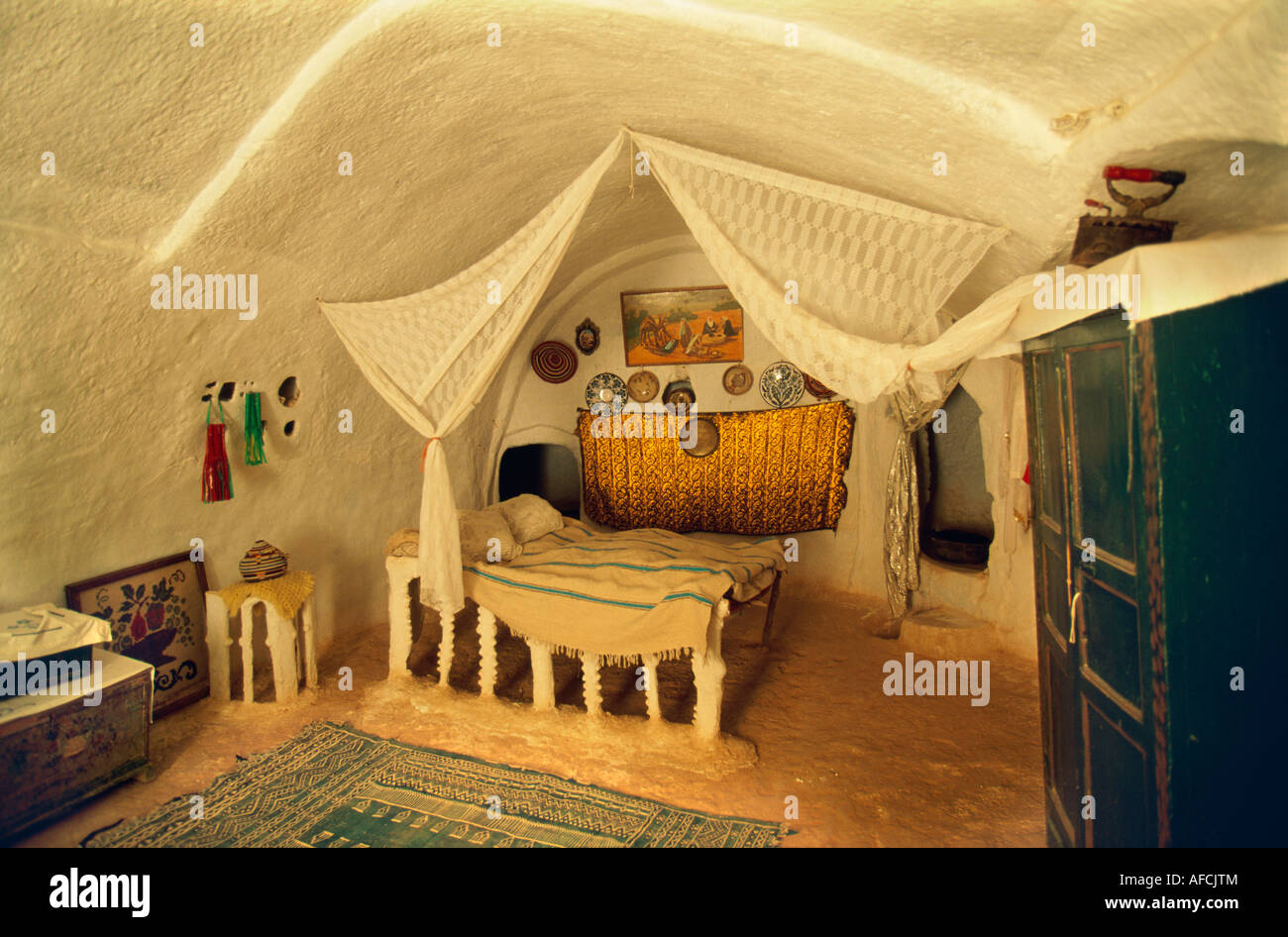 Tunisia Matmata, il Deserto del Sahara, camera da letto in grotta Foto Stock