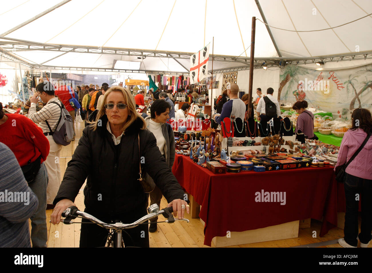 Un rettangolo di selezione al di fuori dei Musei Vaticani è riempita con delle bancarelle che vendono arti, artigianato e souvenir. Foto Stock