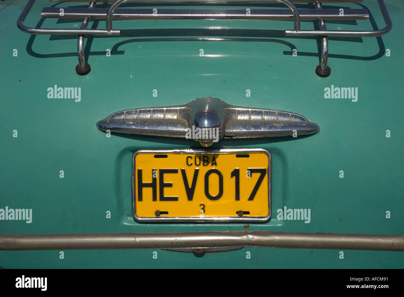 Cuba Havana fino in prossimità della parte posteriore di una vecchia automobile americana con cubani piastra numero Foto Stock