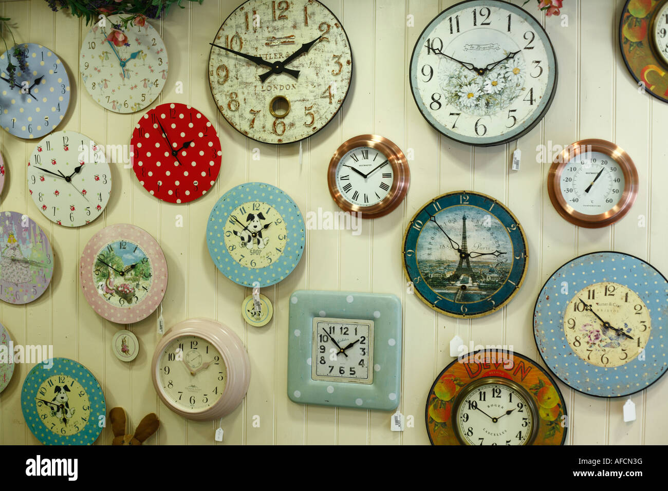 Selezione di orologi a parete sul display in vendita. Foto Stock
