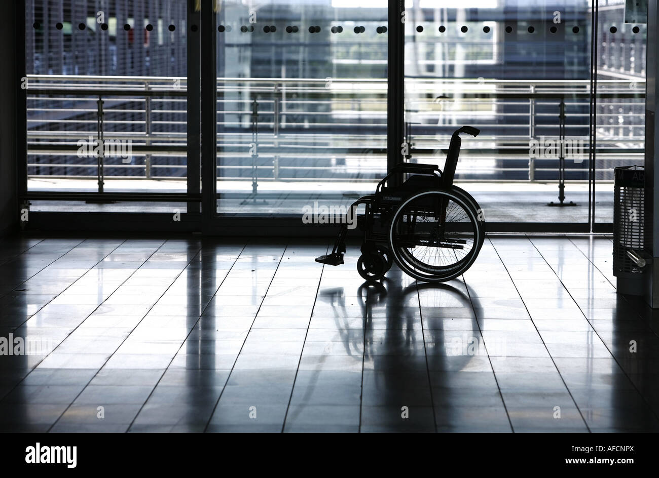 Illustrazione anzianità e malattia: sedia a rotelle deserta permanente all'aeroporto di Monaco di Baviera 04.09.2007 Foto Stock