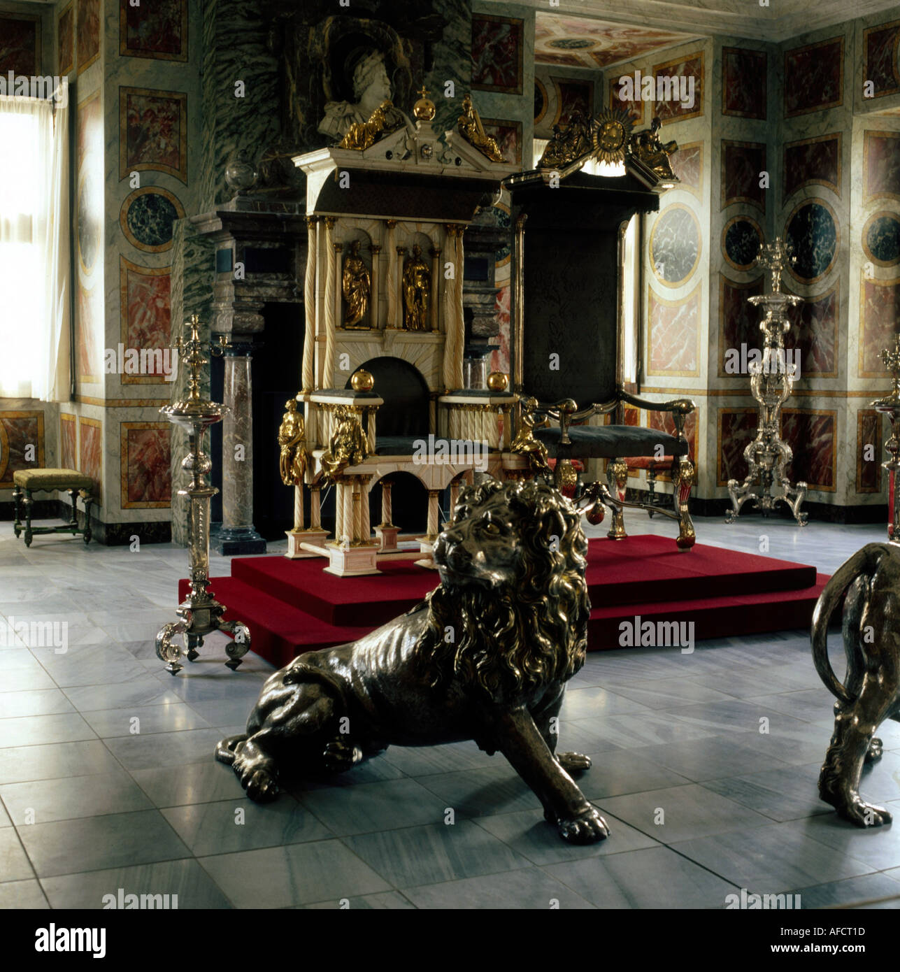 Geografia / viaggio, Danimarca, Copenaghen, Castello di Rosenborg, vista interna, sala cavalieri, trono con scultura leone, Foto Stock