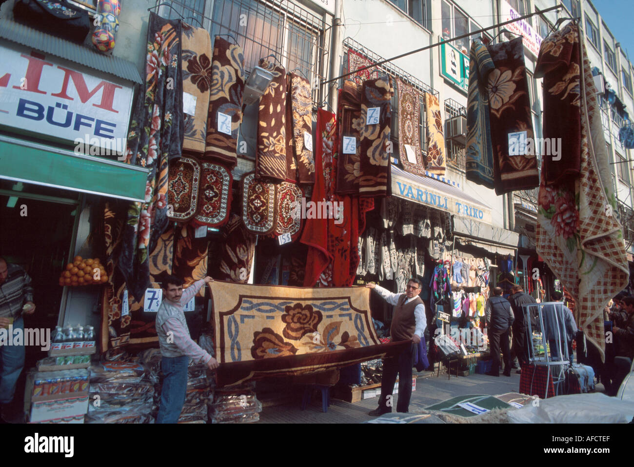 Istanbul Turchia,Turkish Europe Asia,quartiere Kucukpazar,prodotti commercianti tappeti,mostra campione,gusto,prova,speciale,visitatori viaggio turistico tour Foto Stock