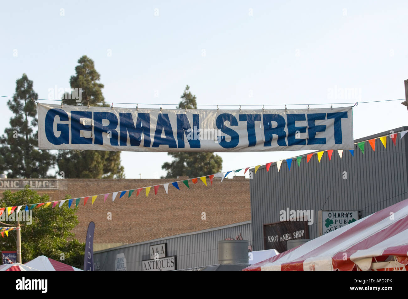 Il tedesco Street banner vola tettuccio di una porzione di un International Street Fair in arancione, CA Foto Stock