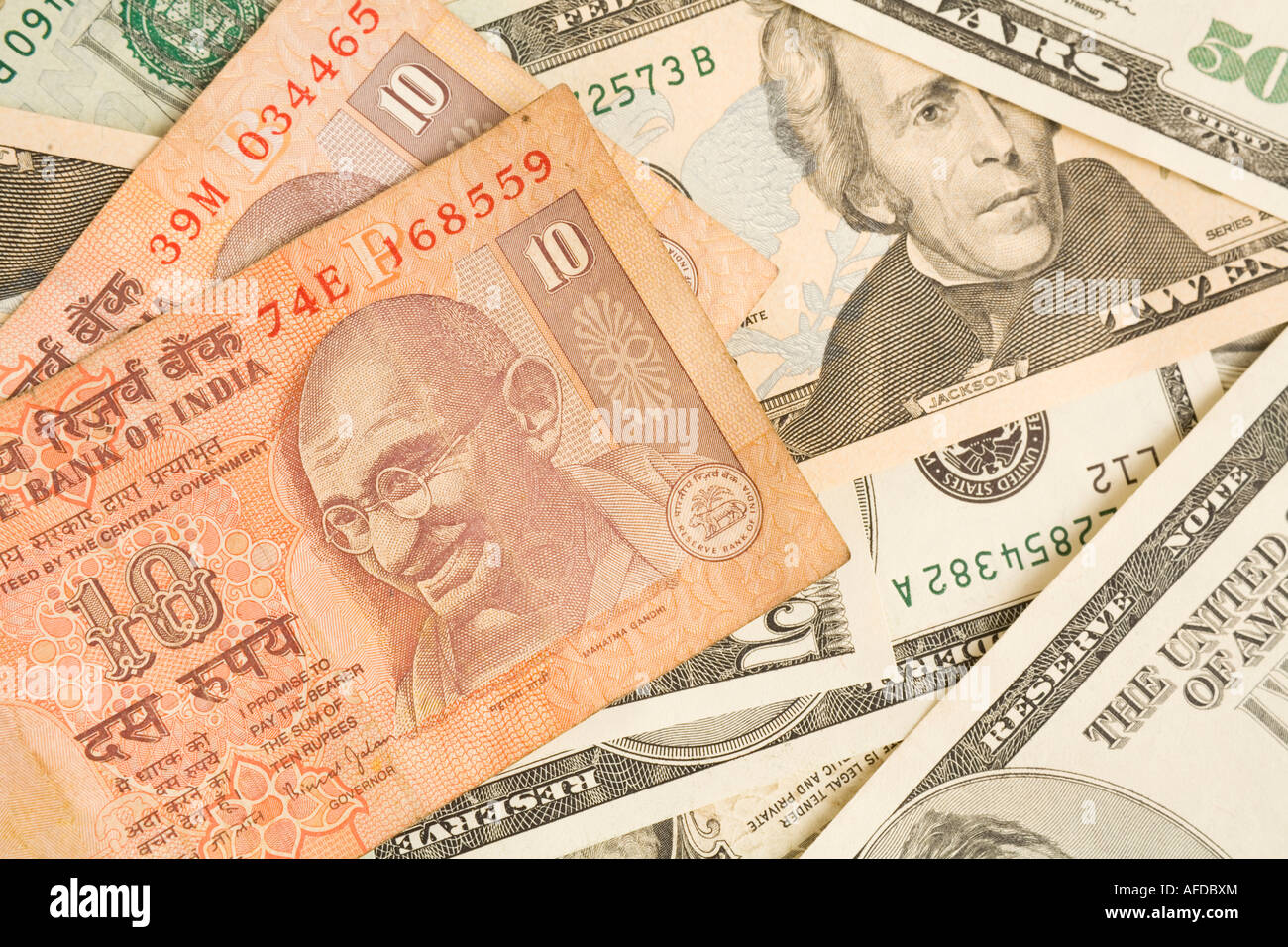 Rupia indiana note sulla parte superiore delle fatture del dollaro Foto Stock