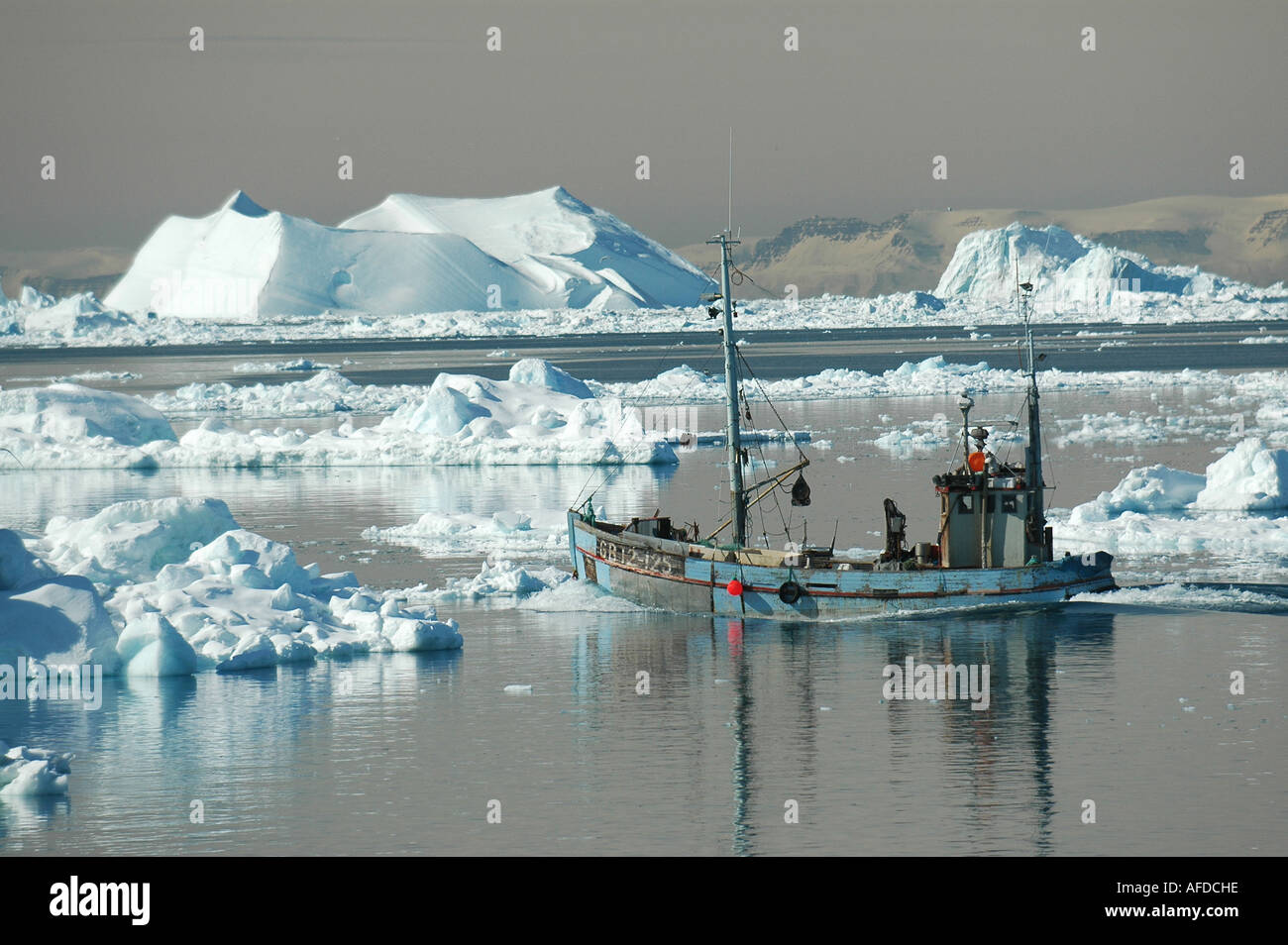 Una barca da pesca andando per mare, Ilulissat Foto Stock