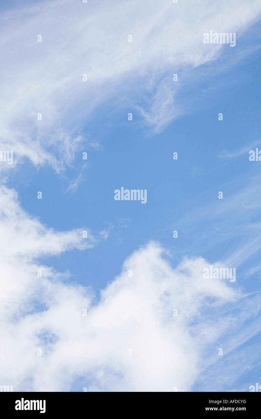 Le nuvole in un cielo azzurro scena Foto Stock