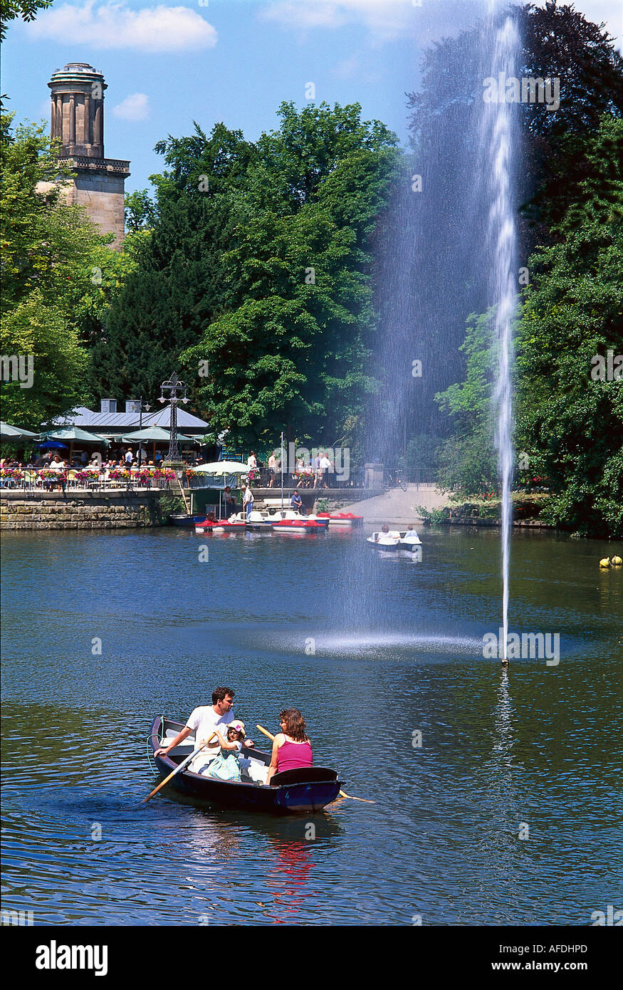Kurpark con il lago e le barche a remi, Wiesbaden, Hesse, Germania Foto Stock