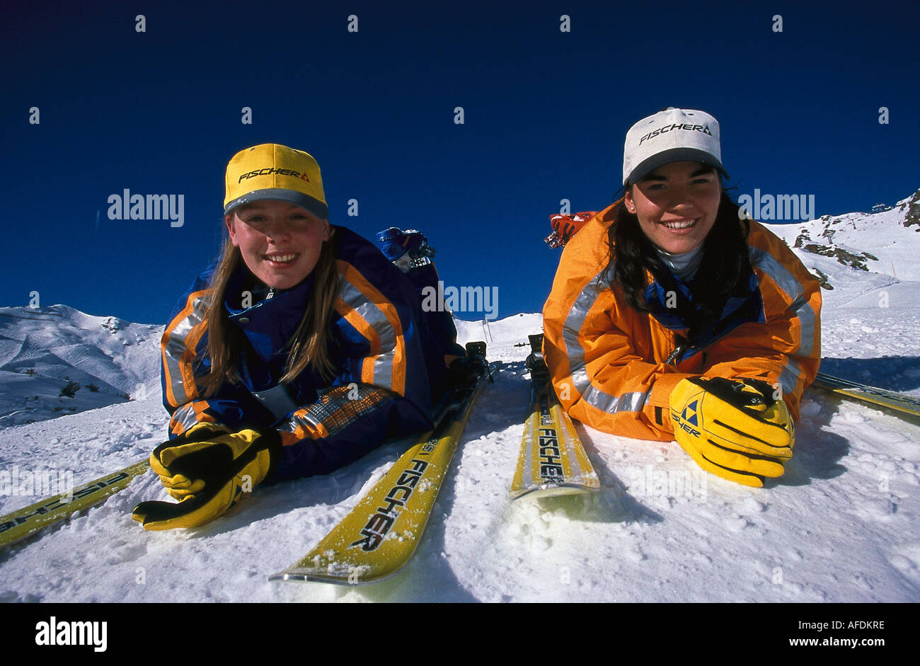 Sci, Zwei Frauen im Schnee, sport Foto Stock