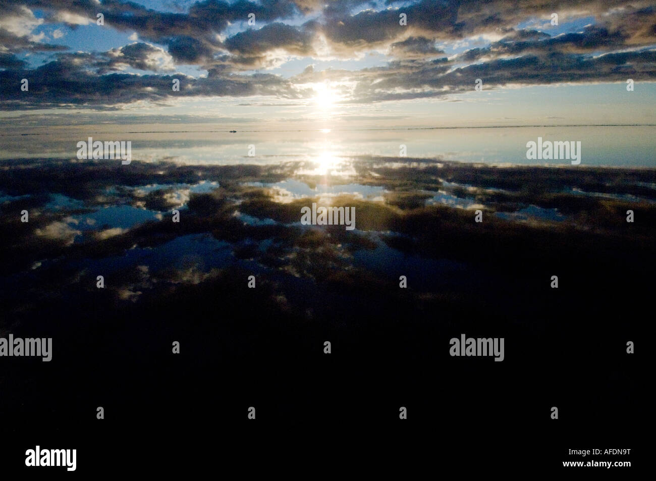 Cielo drammatico di mezzanotte in Arctic Sun Midnight riflessa nell'Oceano Artico Foto Stock