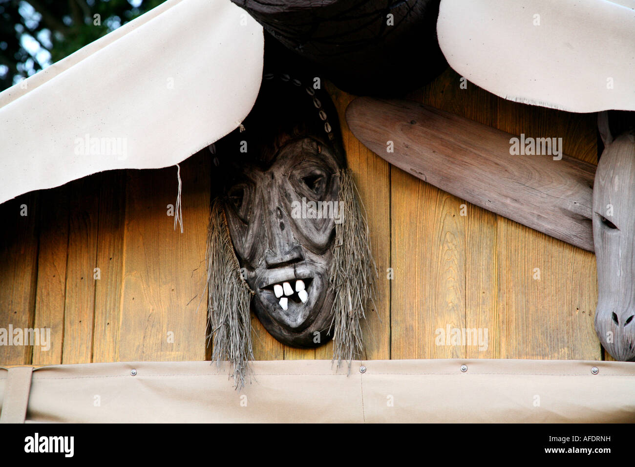 African brutto e spaventoso cerimoniale di legno maschera su una parete Foto Stock