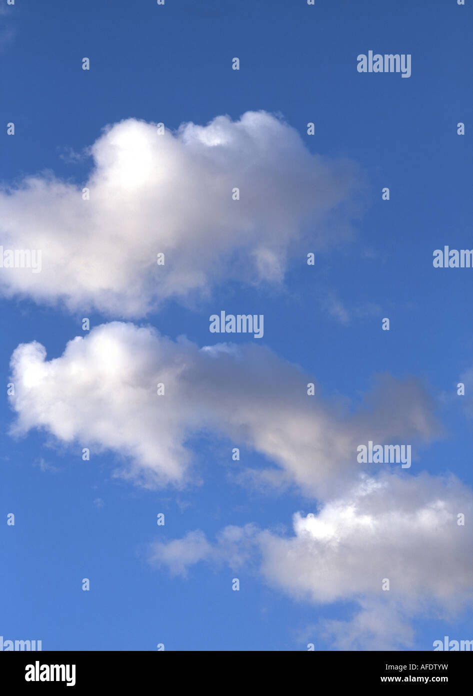 Il Cumulus bianche nuvole e cielo blu, Berkshire, Inghilterra, Regno Unito Foto Stock