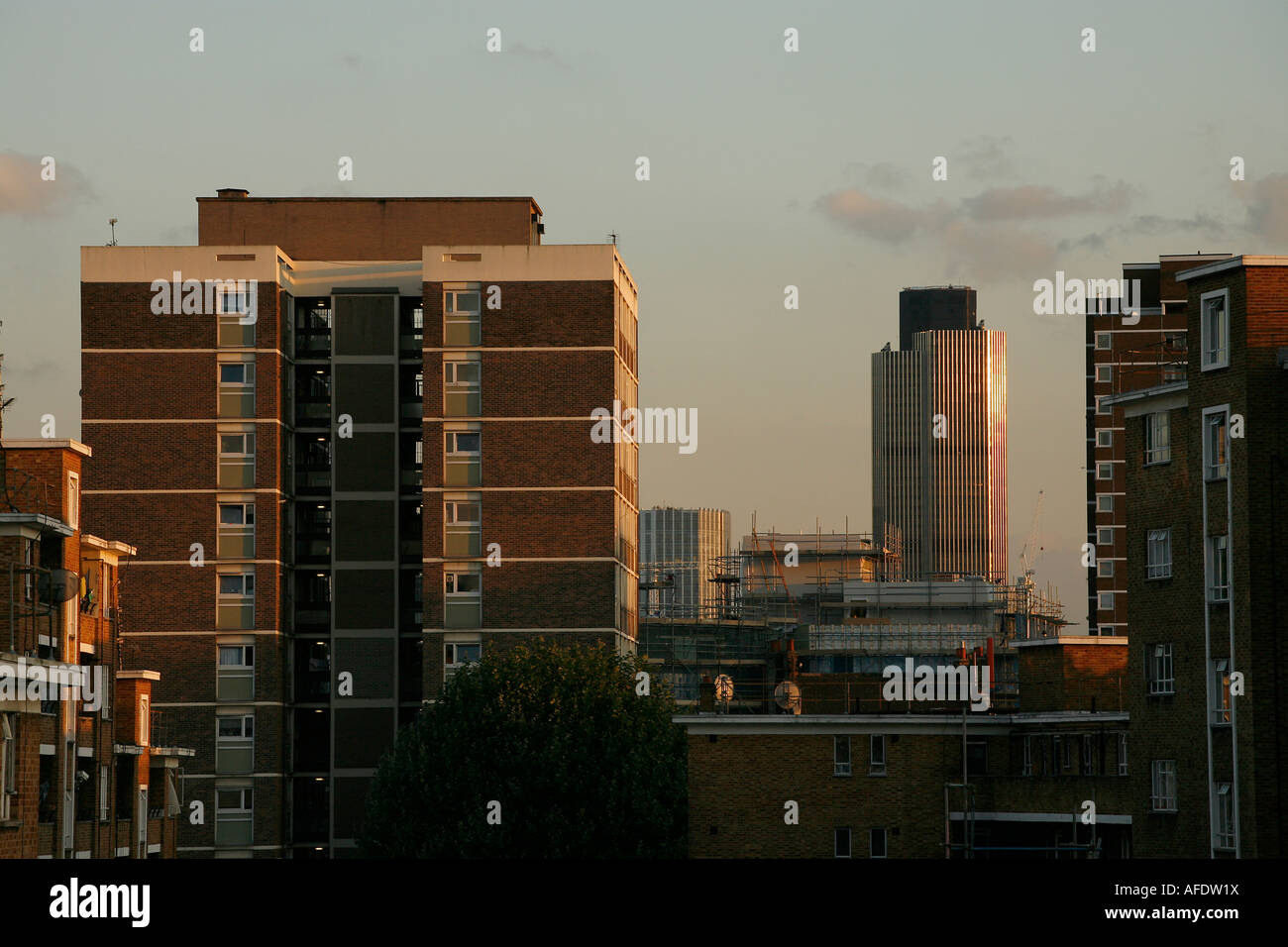 Una giustapposizione di torre 42 (Città) e edilizia sociale nella confinante borough di Hackney Foto Stock