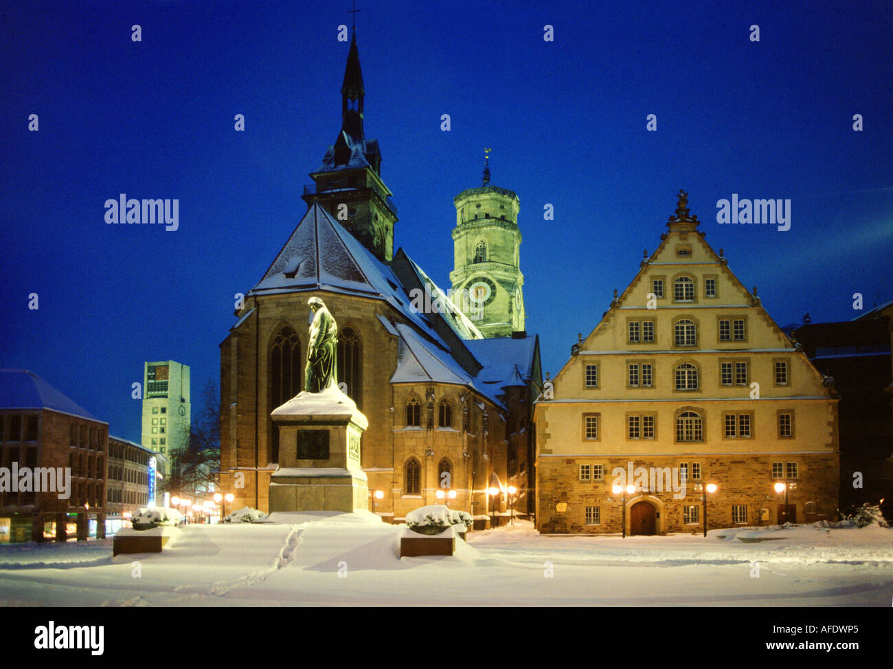 Il municipio, la statua di Schiller, e Stiftungskirche, Stoccarda, Germania Foto Stock