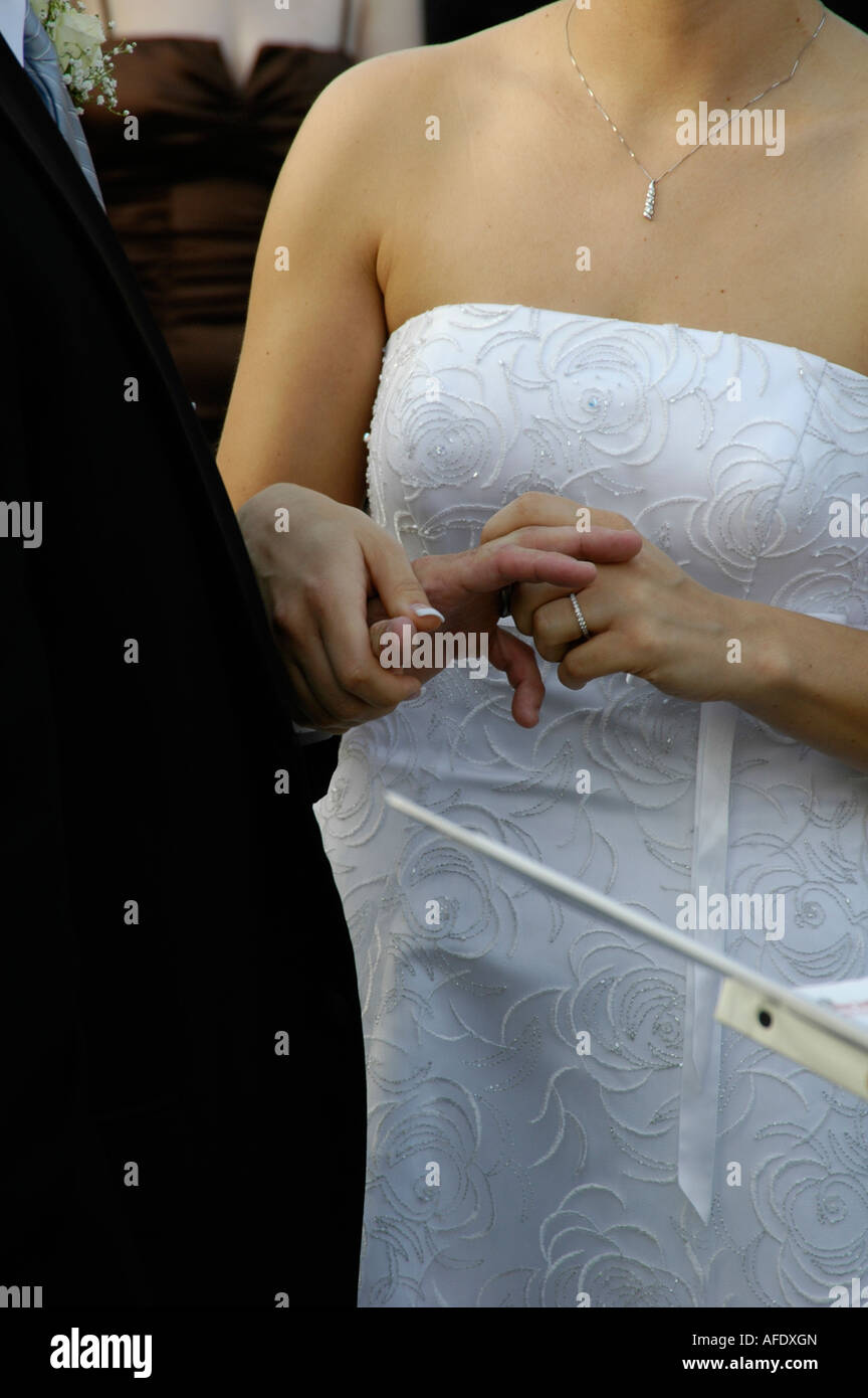 La sposa e lo sposo scambiare gli anelli di nozze Foto Stock