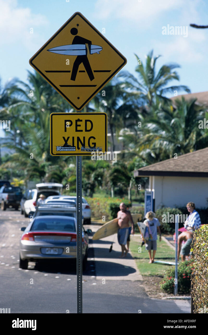 Surfer Crossing segno di avvertimento, Poipu, Kauai, Hawaii, STATI UNITI D'AMERICA Foto Stock