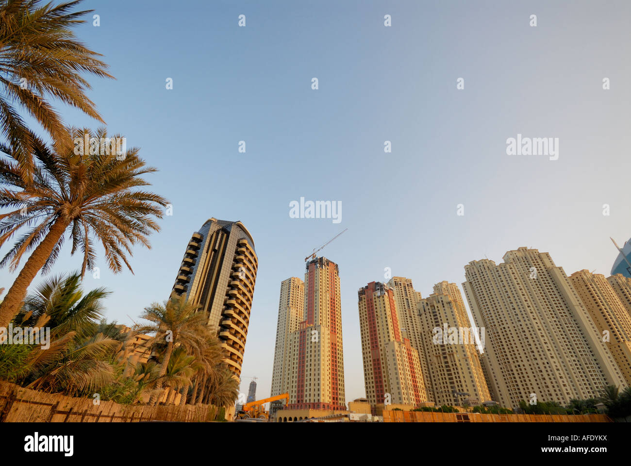 Edifici di appartamenti con vista sul mare, Dubai, Emirati Arabi Uniti Foto Stock