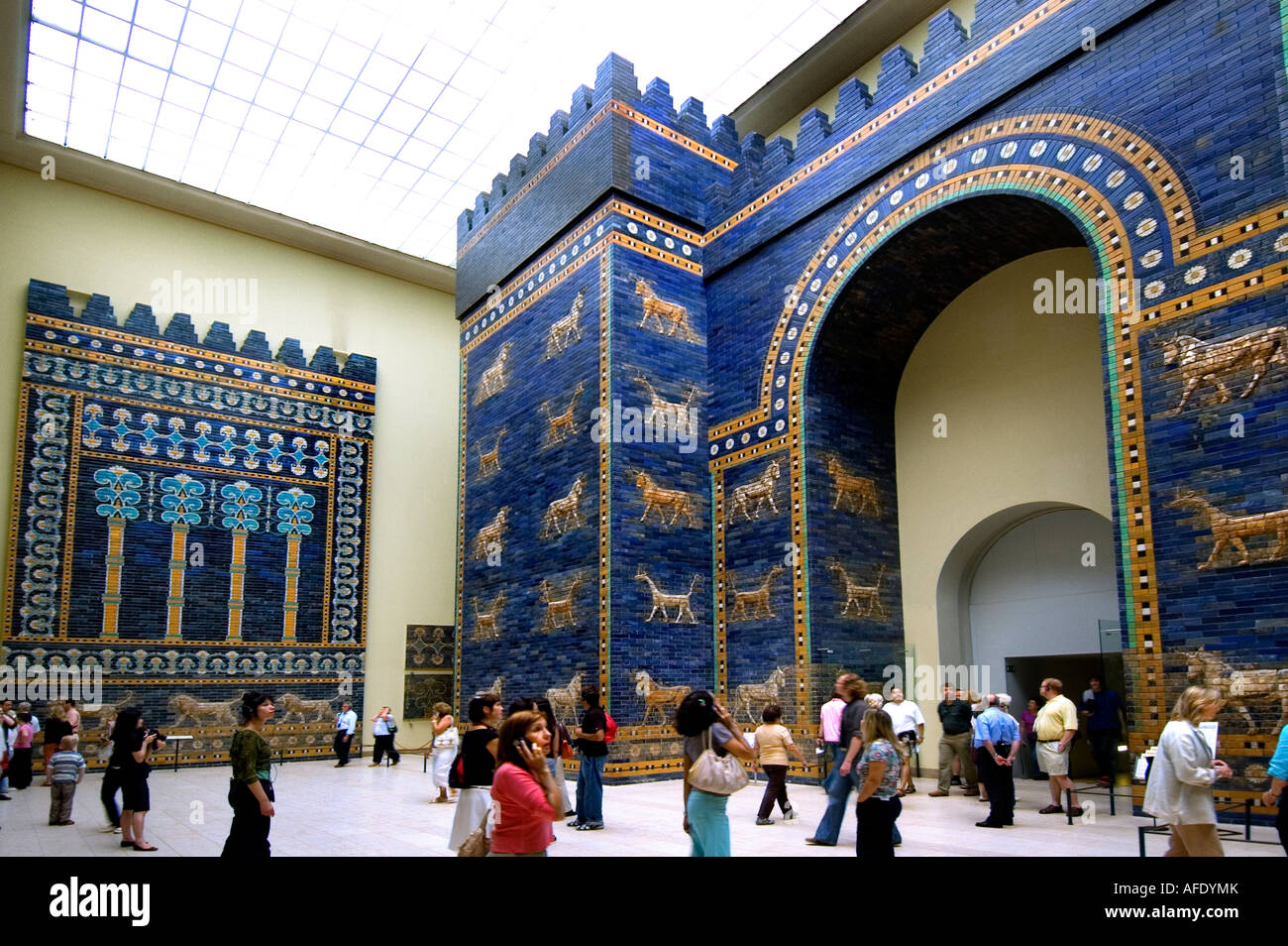 Ishtar Gate 580 BC (Neo Impero Babilonese) Babilonia, dal VI secolo a.c. l'Iraq ( re Nebukadnetsar II. Mesopotamia 2300 BC -141 BC ) Pergamon Museum, Foto Stock