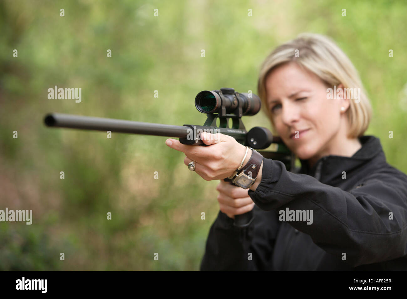 Lo zoo del veterinario del giardino zoologico Allwetterzoo Dr Sandra Silinski durante il suo lavoro con una pistola stun Foto Stock