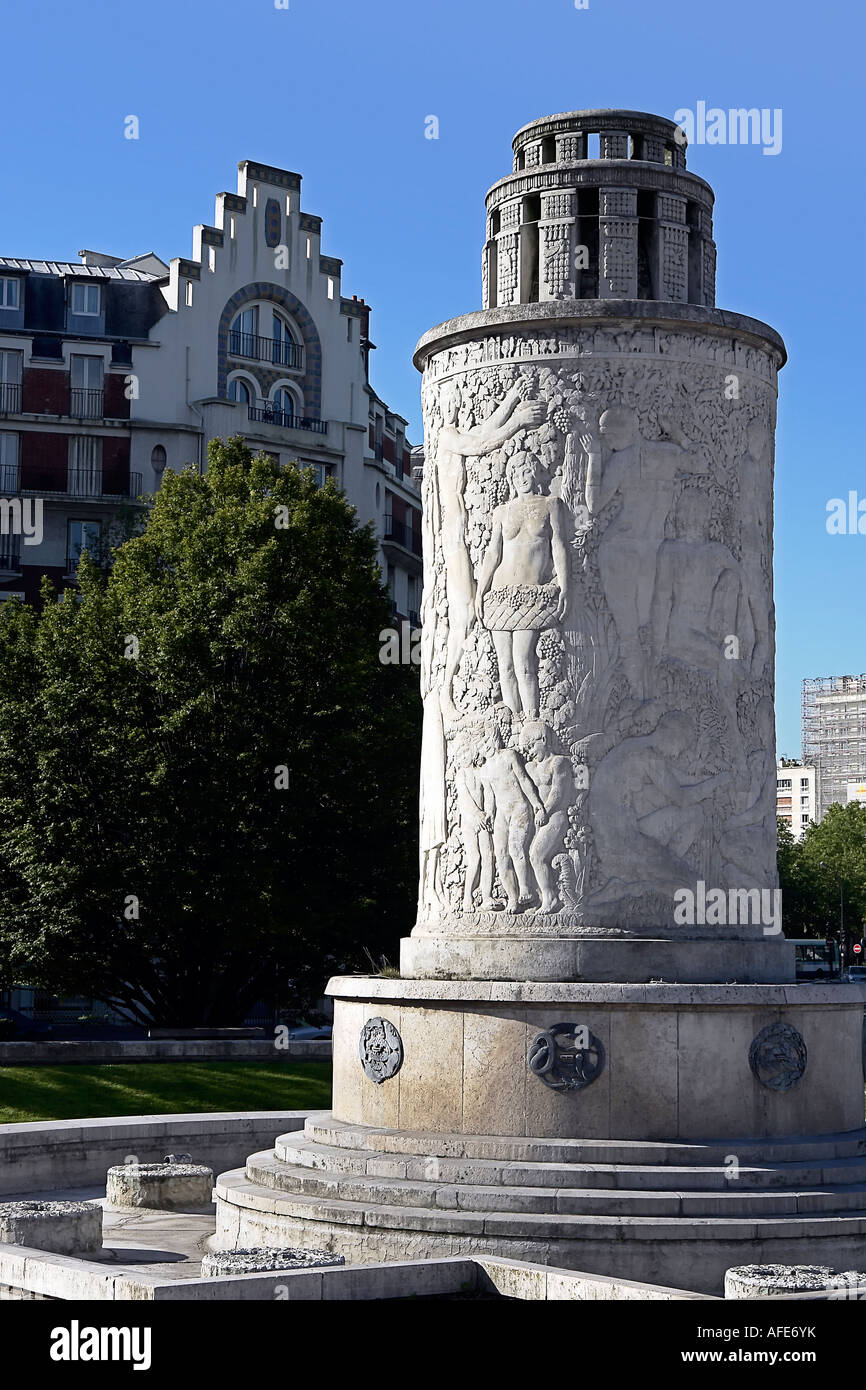 Uno dei due fontane scolpita nel 1936 da Paul Landowski su Porte de St Cloud plaza in Parigi Francia Foto Stock