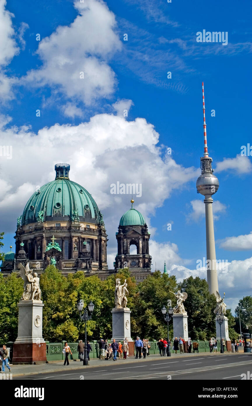 Berliner Dom ( Cattedrale ) di fronte parco Lustgarten in background Fernsehturm TV La Torre della Televisione Mitte Berlino Germania Berli Foto Stock