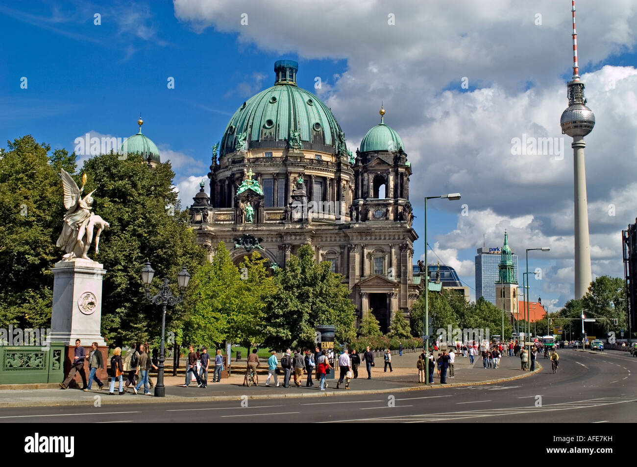 Berliner Dom ( Cattedrale ) di fronte parco Lustgarten in background Fernsehturm TV La Torre della Televisione Mitte Berlino Germania Berli Foto Stock