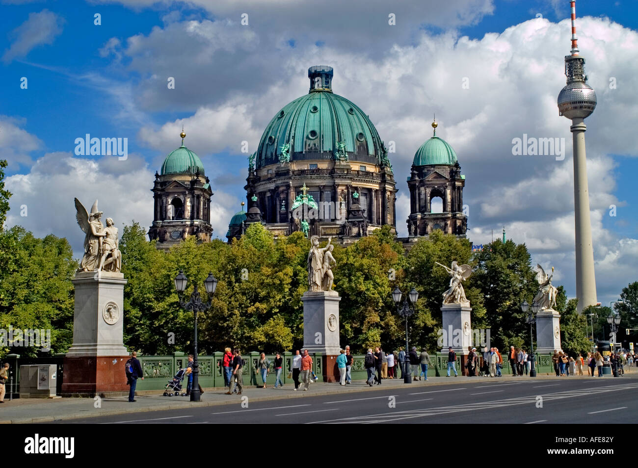 Berliner Dom ( Cattedrale ) di fronte parco Lustgarten in background Fernsehturm TV La Torre della Televisione Mitte Berlino Germania Foto Stock