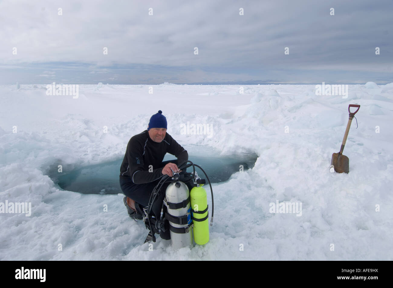 Immersione austriaco Peter turistico si prepara per un tuffo in un artico crepa nel mare di ghiaccio di acqua sarà meno due gradi Celsius Foto Stock