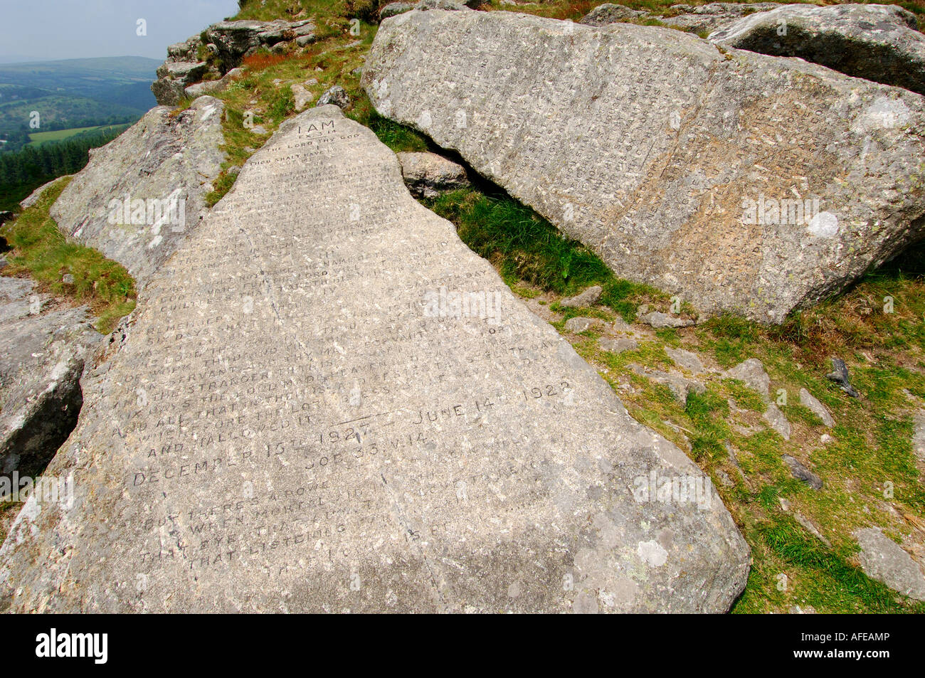 Il comandamento due pietre a Buckland Faro sulla Dartmoor scolpiti con testo cristiana Foto Stock
