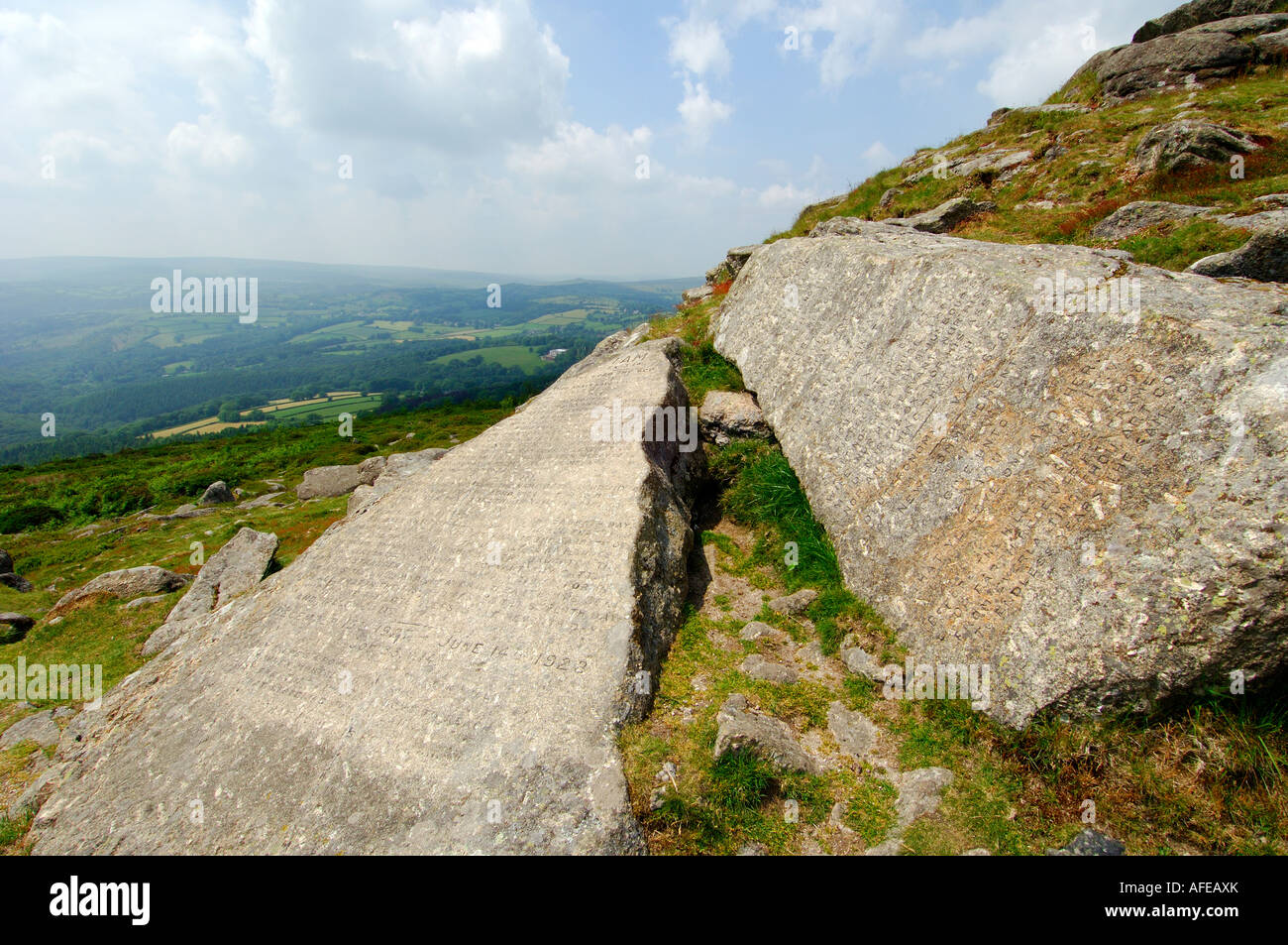 Il comandamento due pietre a Buckland Faro sulla Dartmoor scolpiti con testo cristiana Foto Stock