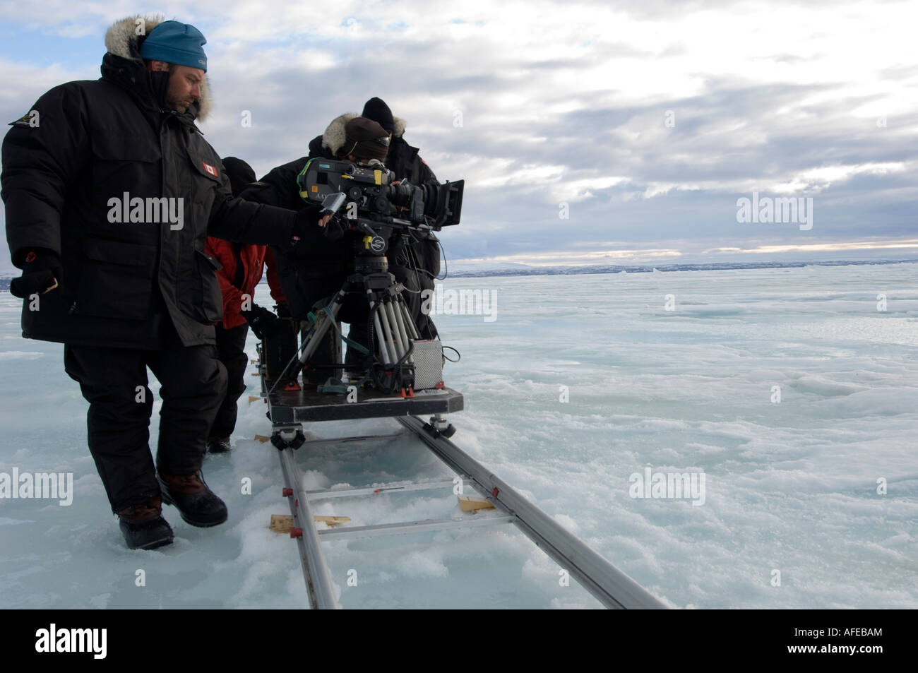 Troupe lavorando in alta arctic movie camera su rotaie e il Dolly per agevolare il movimento Foto Stock