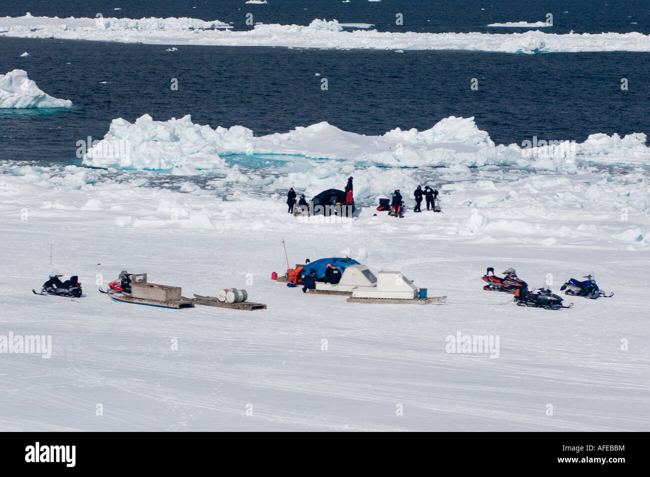 Motoslitte e slittini o qamotiqs plus zodiac supporto pellicola diving equipaggio a bordo floe nell'Artico alta. Disneynature oceani Foto Stock