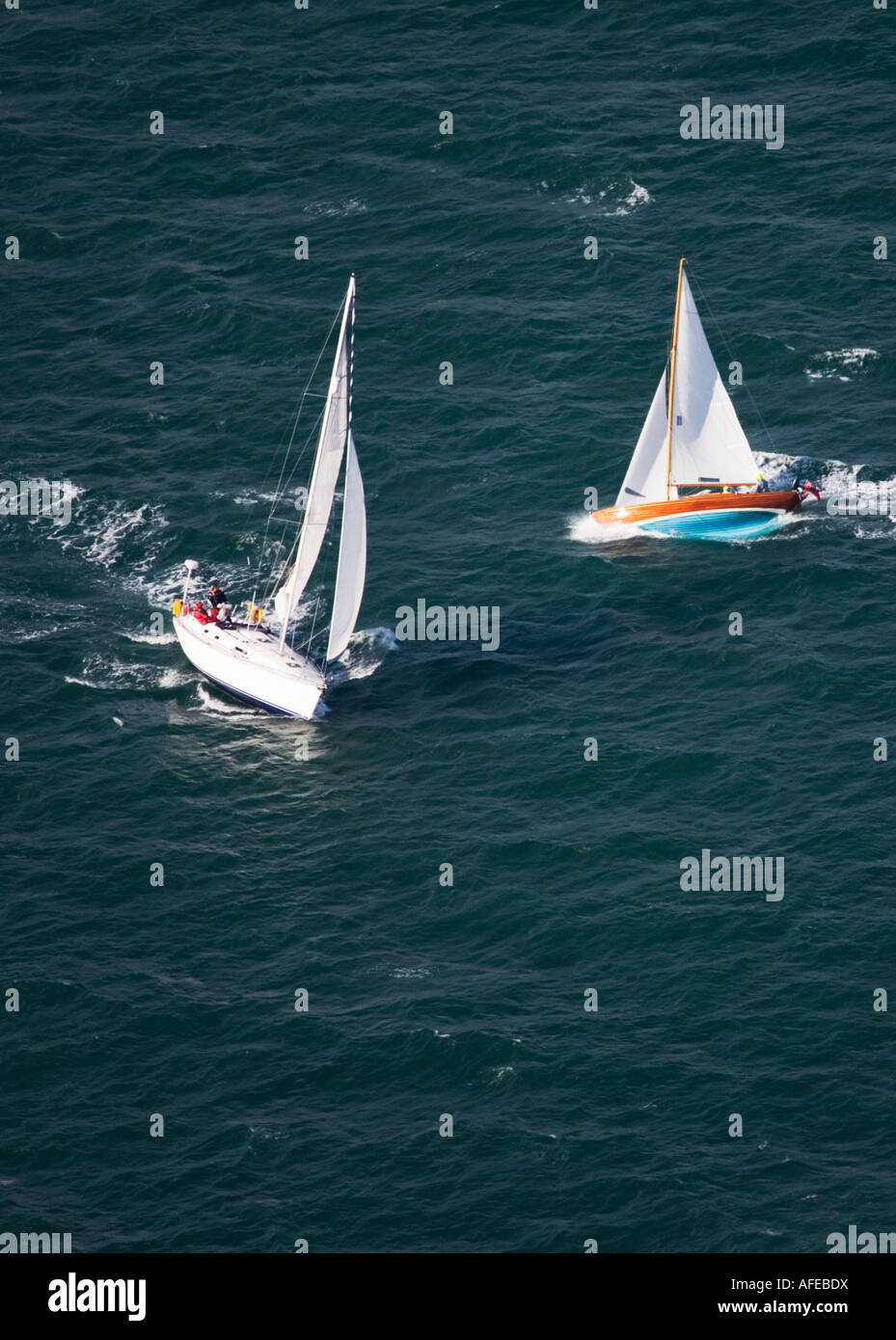 Due barche nel Canale della Manica di incollamento per evitare una collisione. Costa sud dell'Inghilterra. Foto Stock