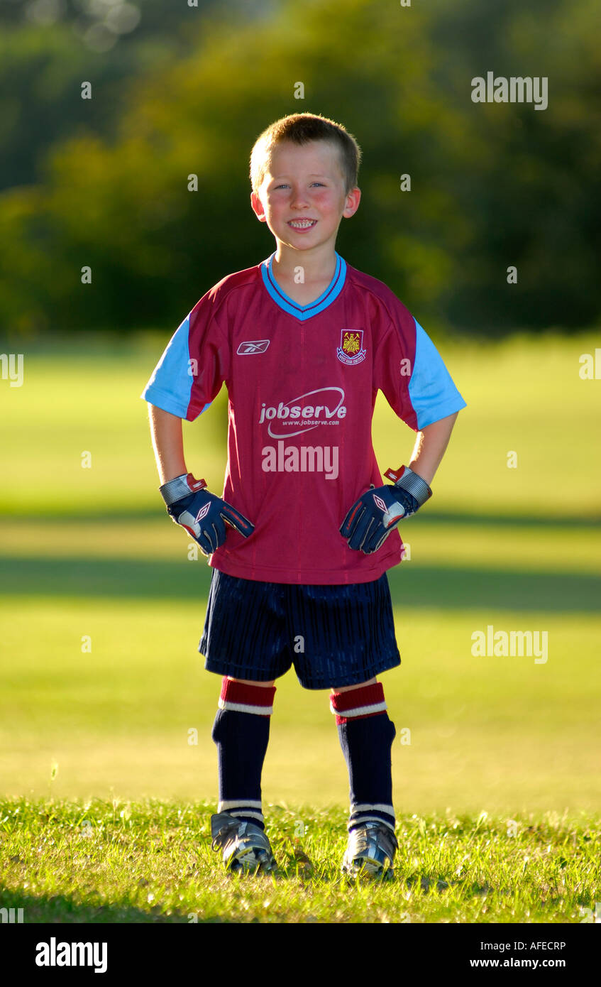 Giovane ragazzo indossa Kit calcio. Foto Stock