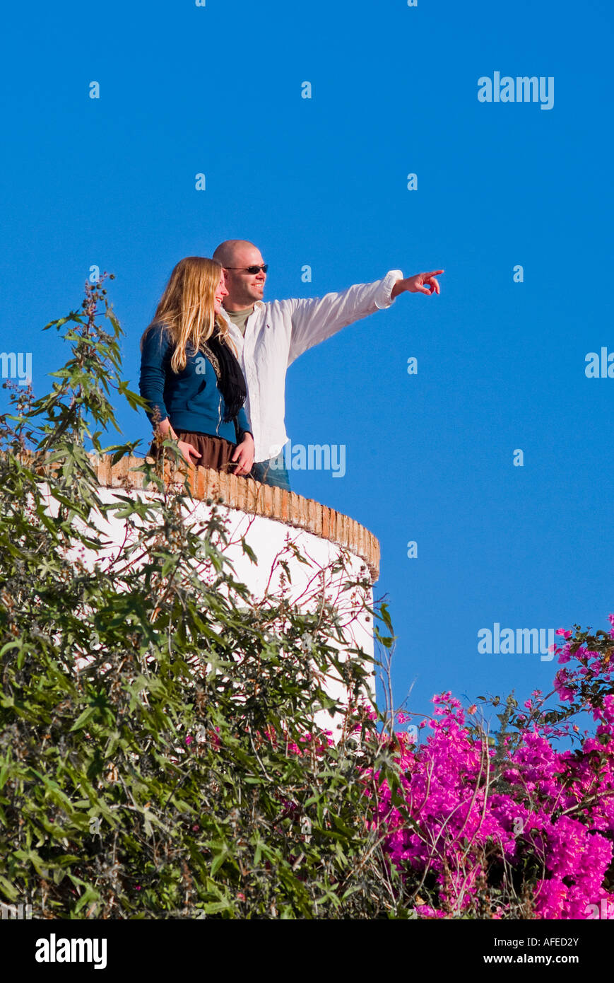 Coppia giovane al punto panoramico che si affaccia su Frigiliana Spagna Foto Stock