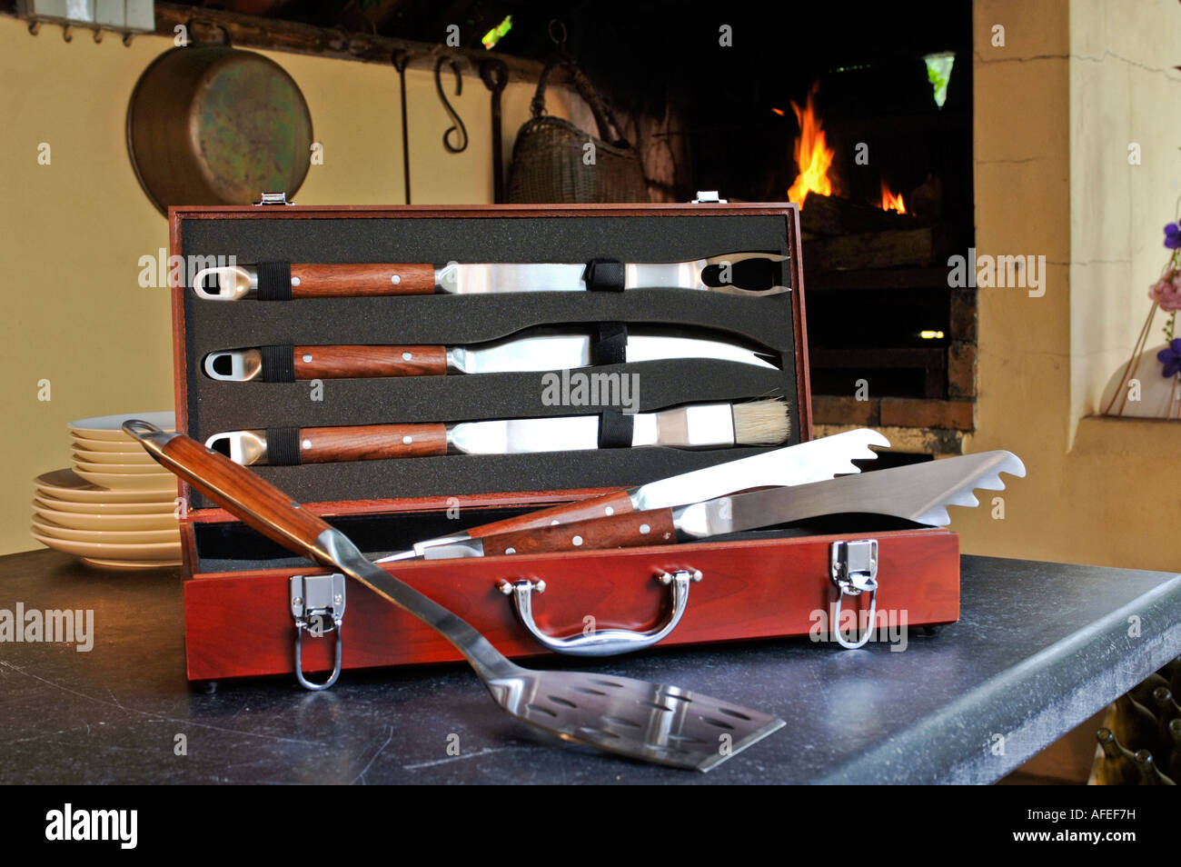 La mensa di barbecue utensili Foto Stock