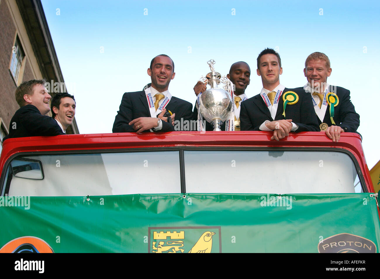 Norwich City Football Team su City Bus Tour superiore con campionato trofeo, Aprile 2004 Foto Stock