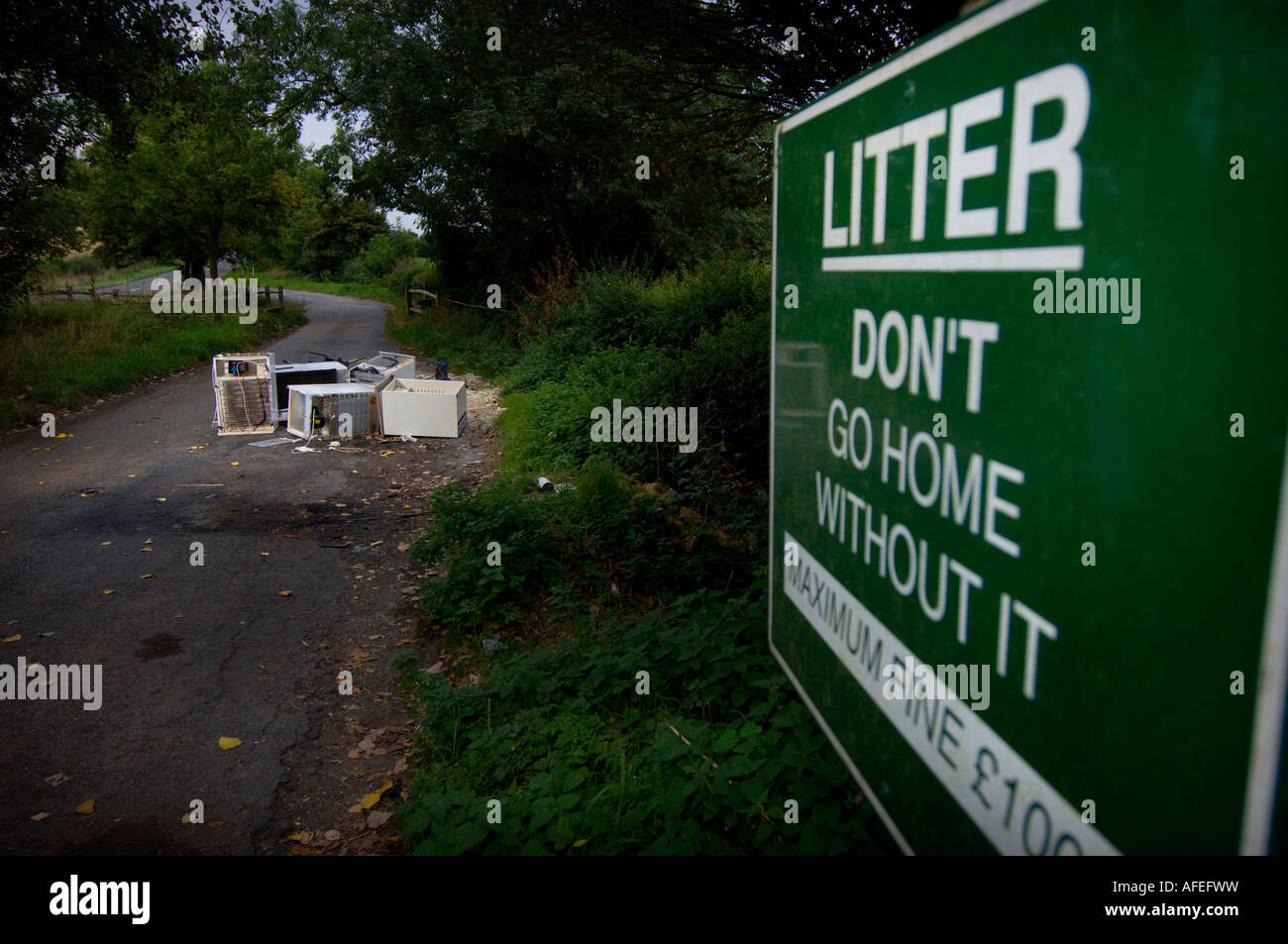 Fly-ribaltamento: un segno del consiglio i ricorsi per lettiere per essere portati a casa con il bianco delle merci oggetto di dumping in background. Foto da Jim Holden. Foto Stock