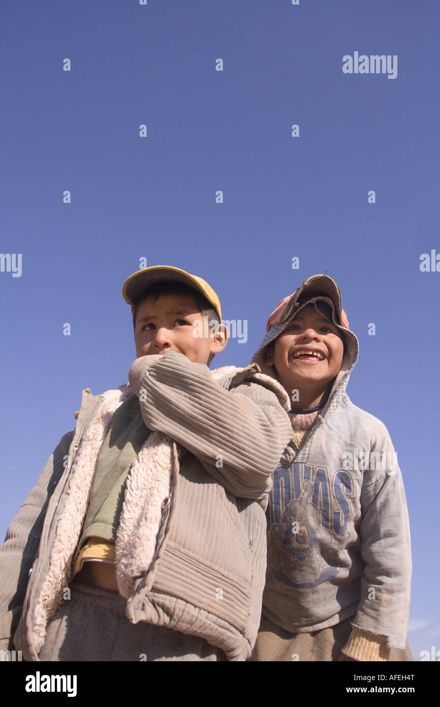 Due indigeni sudamericani ragazzi presi in Jujuy, Argentina Foto Stock