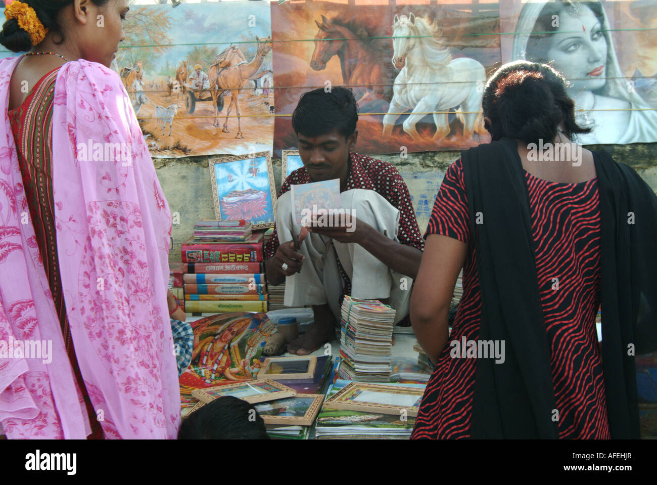 Un uomo nepalese vende libri e poster in Janakpur, Nepal. Foto Stock