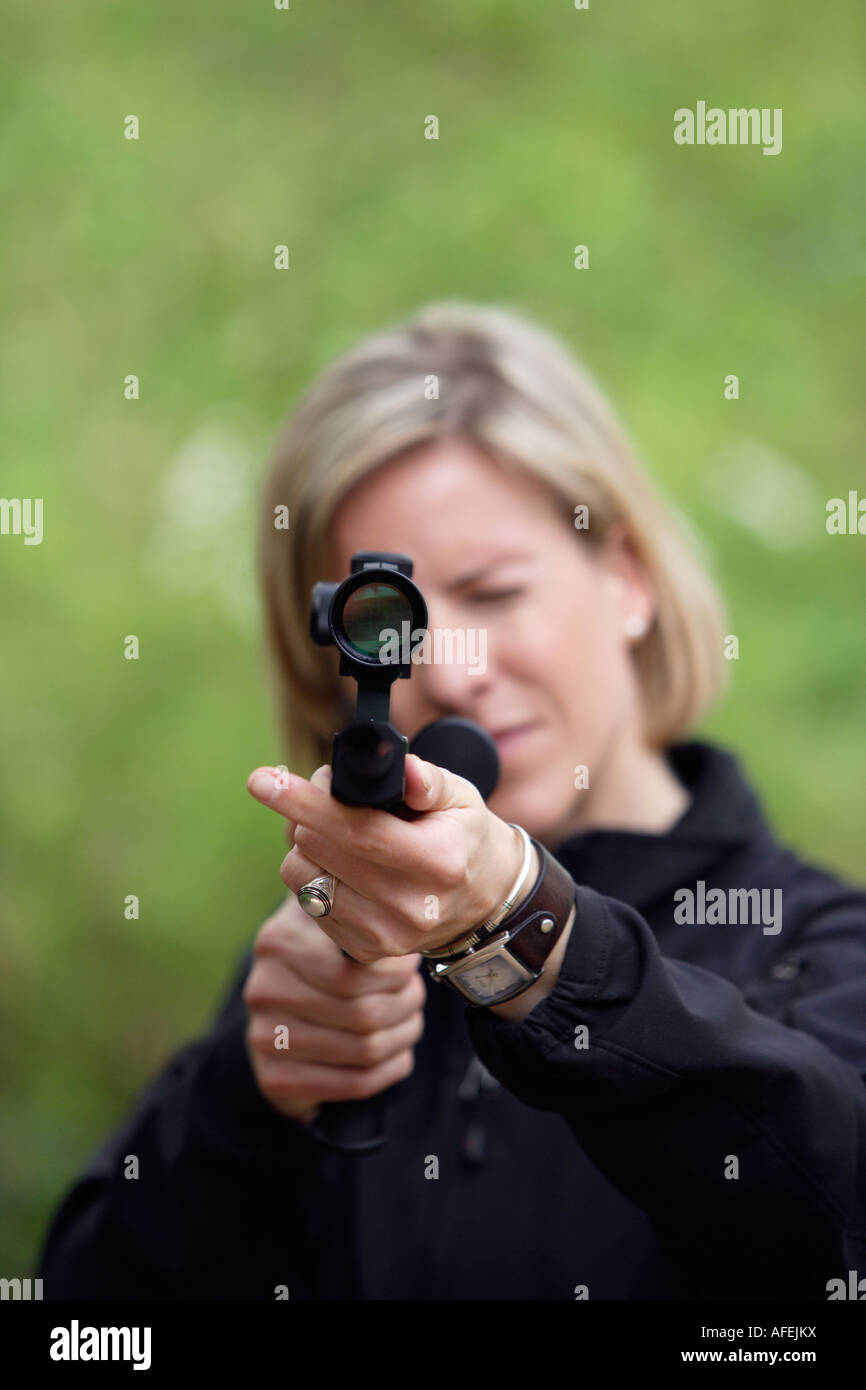 Lo zoo del veterinario del giardino zoologico Allwetterzoo Dr Sandra Silinski durante il suo lavoro con una pistola stun Foto Stock
