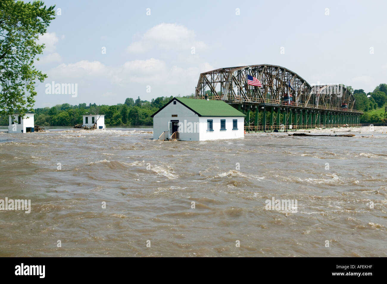 Inondazioni su Mohawk River danneggiare serratura 15 Canale Erie Giugno 2006 Fort Plain New York Foto Stock