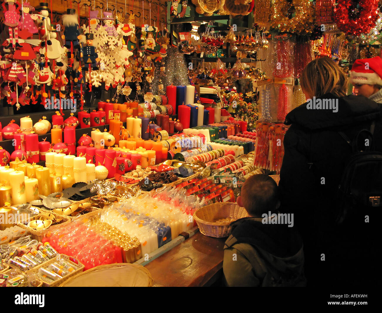 Donna e bambino shopping per candele, 'Christkindelsmärik " mercato di Natale, Strasburgo, Alsazia, Francia Foto Stock