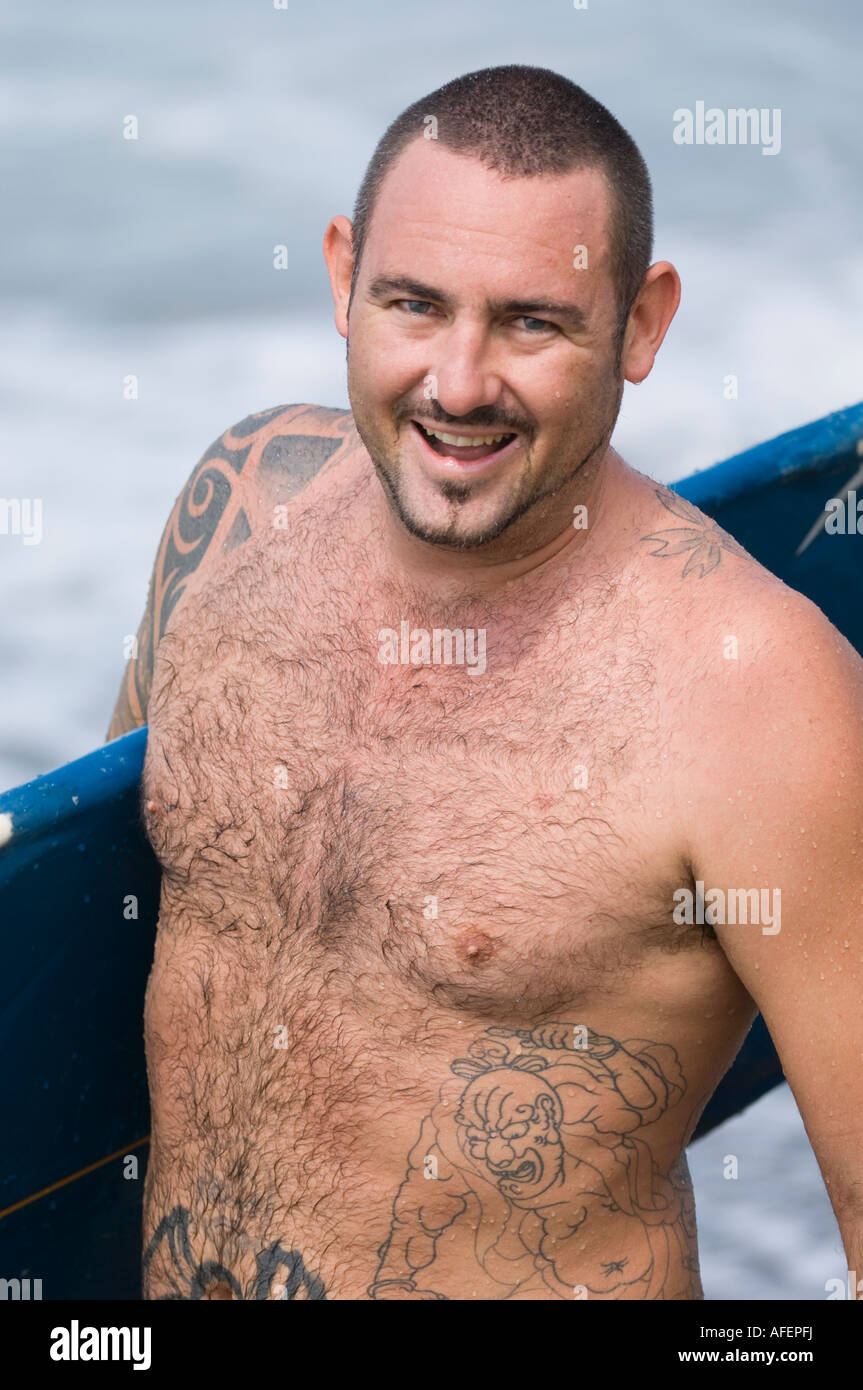 Surfer sulla spiaggia Foto Stock