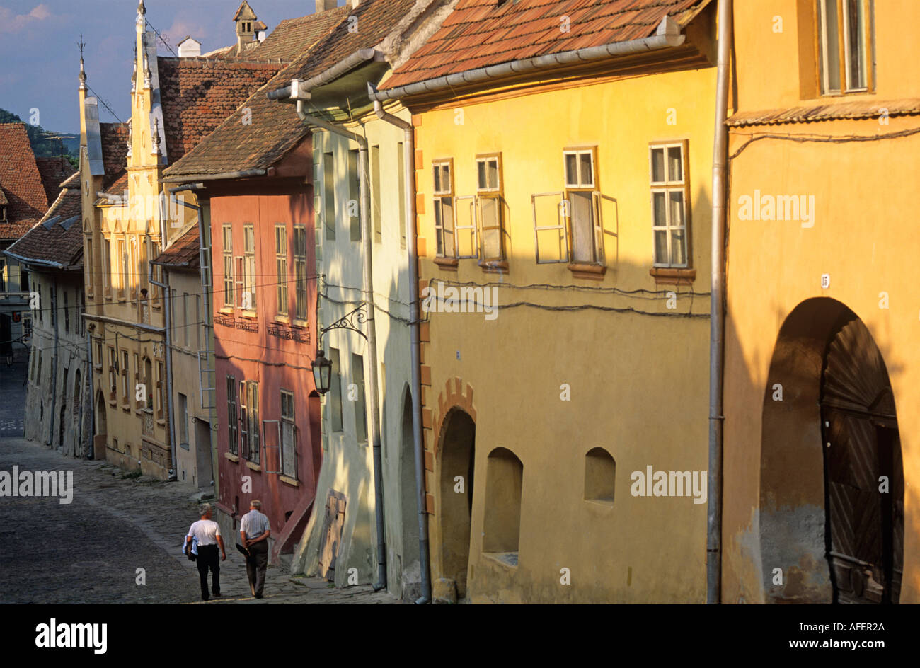 Scena di strada Sighisoara Romania Foto Stock